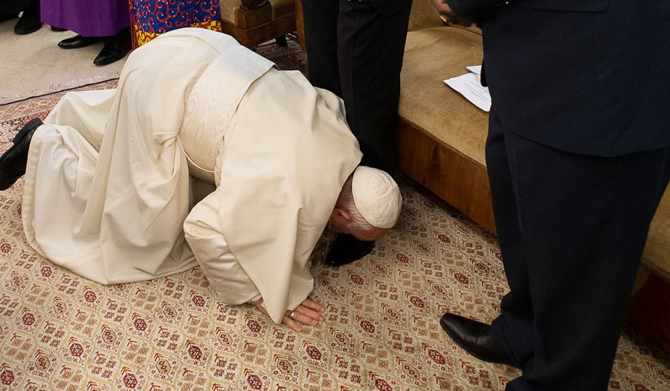 Pope Francis Kisses Feet Of South Sudans Warring Leaders In Bold Bid