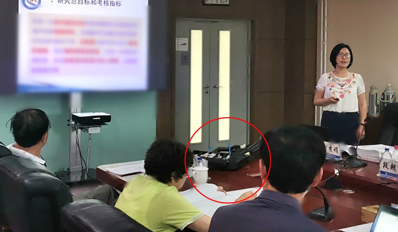 Professor Xie Xiujuan discusses the portable sonic rifle (circled) with the government science panel sent to evaluate it. Photo: CAS