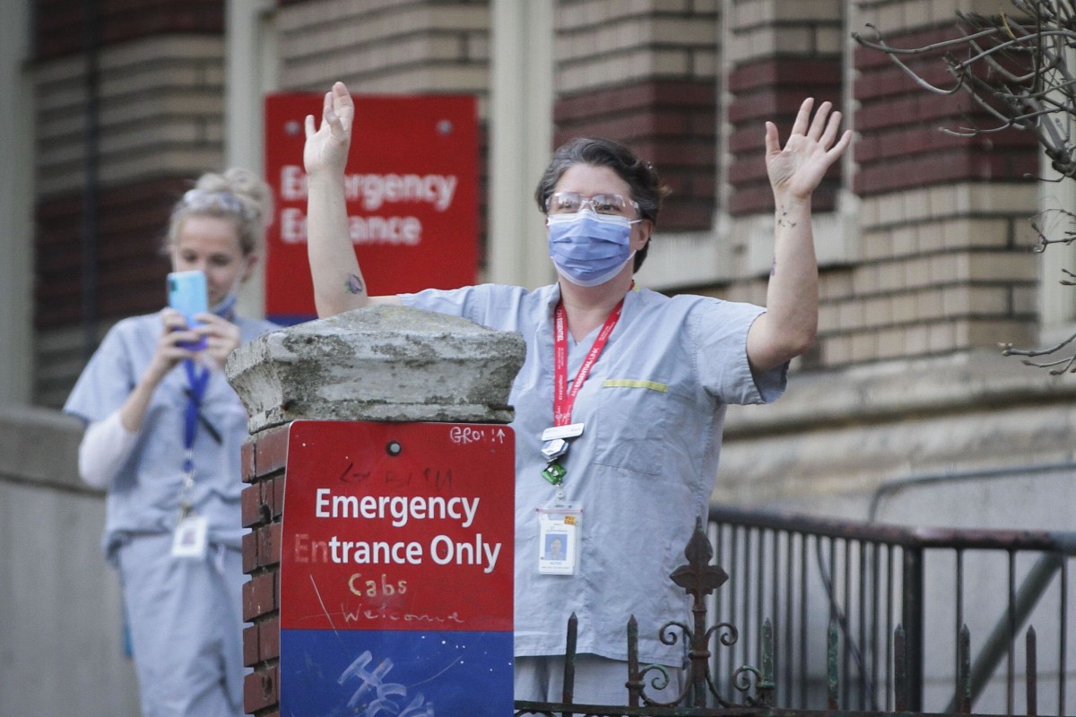 医护人员星期一在温哥华圣保罗医院外的人们表示赞赏。 照片：新华社
