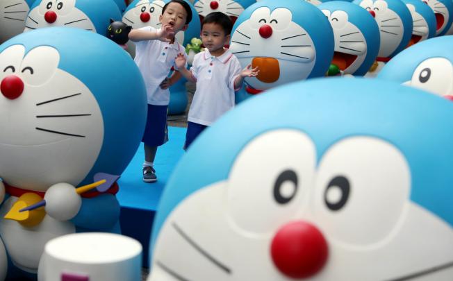 Doraemon 100 año cumpleaños countdown situado fuera del puerto en la ciudad  de Kowloon, Hong Kong, China Fotografía de stock - Alamy