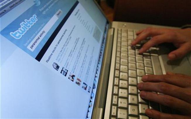 A Twitter page is displayed on a laptop computer in Los Angeles October 13, 2009. REUTERS/Mario Anzuoni