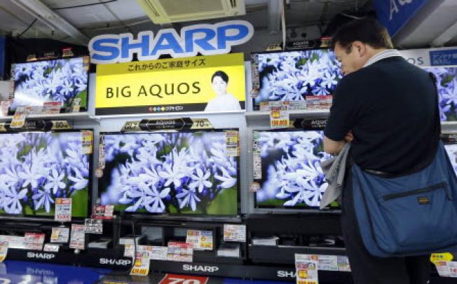 Customers check Sharp Corp's LCD TV EPA: KIMIMASA MAYAMA