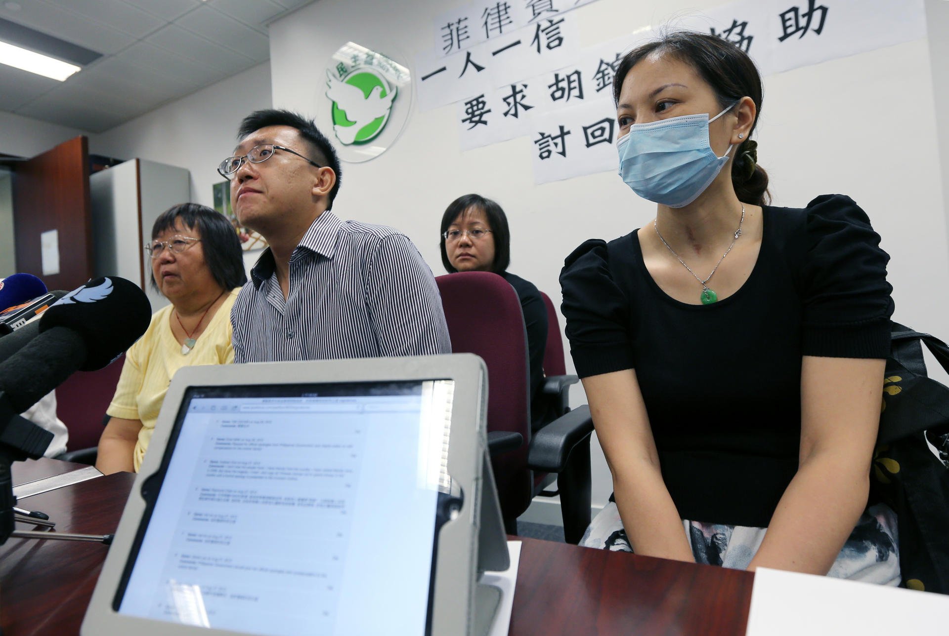 Lee Mei-chun, Tse Chi-hang, his wife Katas Chow and survivor Yik Siu-ling urge support. Photo: David Wong