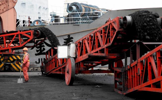 A coal loading conveyor belt in Shanghai. China Shenhua Energy hopes to invest 10 billion yuan in the coal railway sector. Photo: Bloomberg