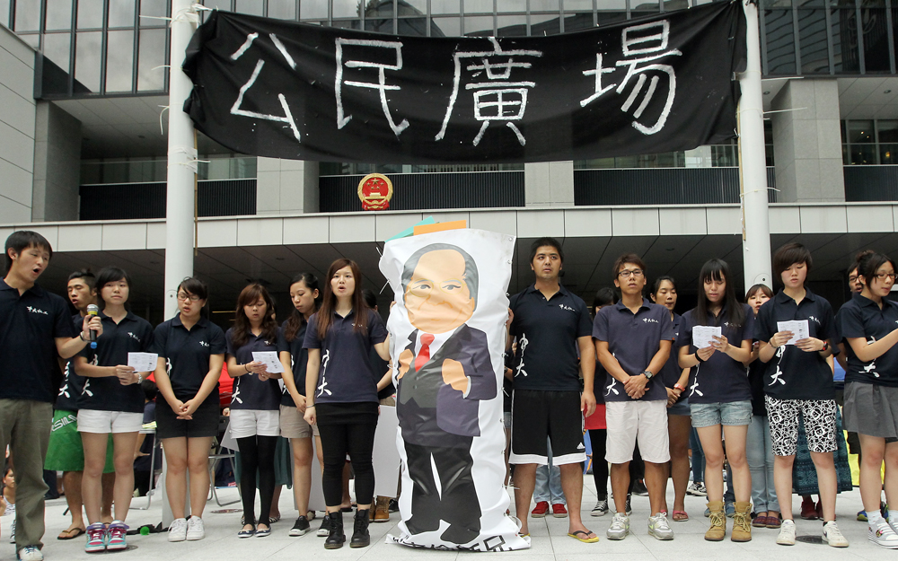 Students, parents and teachers gather outside Central Government Offices in Tamar demanding the withdrawal of national education and a conversation with Chief Executive Leung Chun-ying.  Photo: Edward Wong