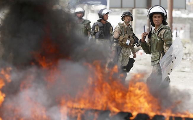 Hundreds of Afghans burned cars and threw rocks at a US military base in Kabul on Monday amid protests against an anti-Islam film release on the internet. Photo: AP  