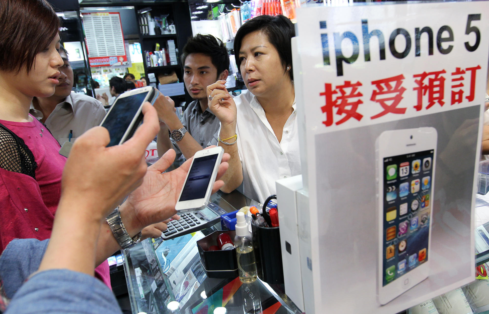Fans ask about the phone at a Mong Kok trader. Photo: May Tse