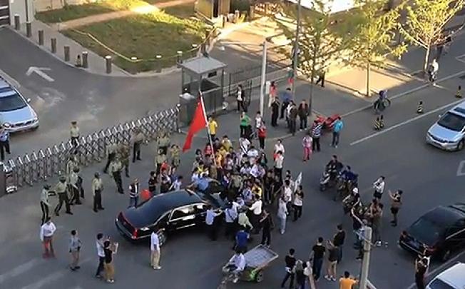 A screenshot from a video taken by Ai Weiwei of protesters surrounding US Ambassador Gary Locke's car in Beijing. Photo: AFP