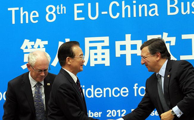Wen Jiabao shakes hands with European Commission President Jose Barroso as President of the European Council Herman van Rompuy looks on at the 8th EU China Business Summit in Brussels, Belgium, on Thursday.  EPA