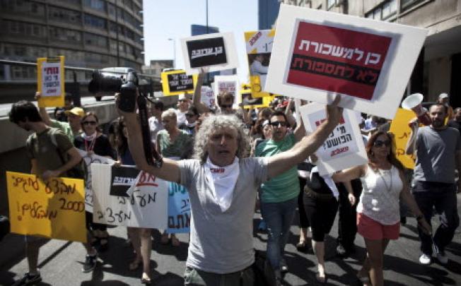 Employees of the Israeli newspaper Maariv demonstrate against their dismissals in Tel Aviv. The iconic Israeli newspaper is on the verge of collapse. Photo: EPA