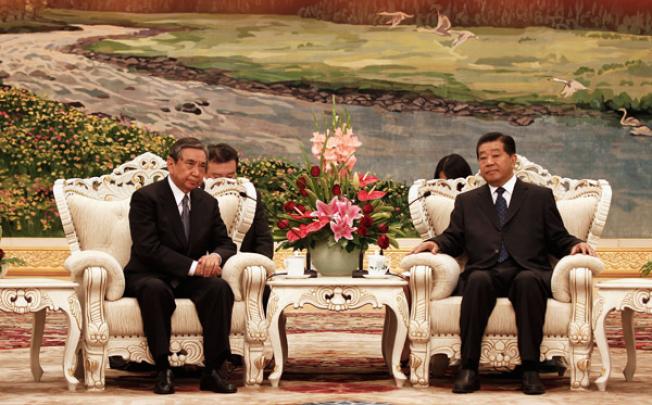 China's top political advisor Jia Qinglin (right) meets with Yohei Kono (left) head of the Japanese Association for the Promotion of International Trade at the Great Hall of the People in Beijing, on Thursday. Photo: EPA