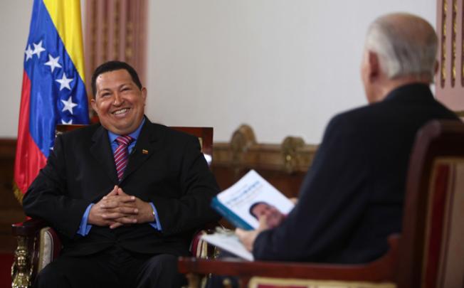 Venezuelan President Hugo Chavez (left) is interviewed by journalist Jose Vicente Rangel for a local television show in Caracas on September 30. Photo: Xinhua