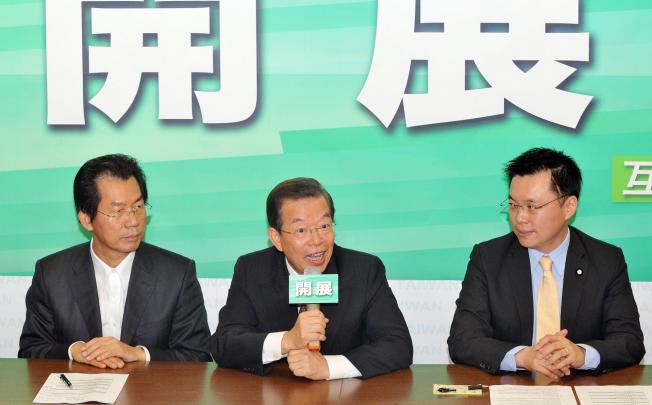 The DPP clique Frank Hsieh (centre) leads frames the Taiwanese party's cross-strait policy. Photo: AFP