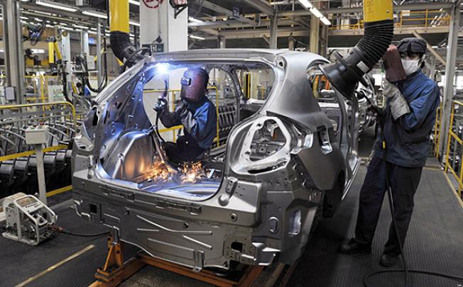 Brilliance Automotive workers build BMW sedans in Shenyang, Liaoning. Mainland carmakers may benefit from growing hostility to Japanese products. Photo: EPA