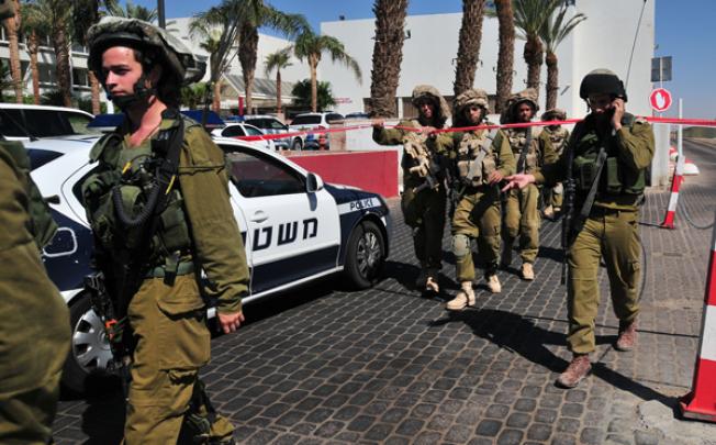 Israeli anti-terror personnel stand outside the Leonardo Club Hotel in Eilat on Friday. Photo: Xinhua