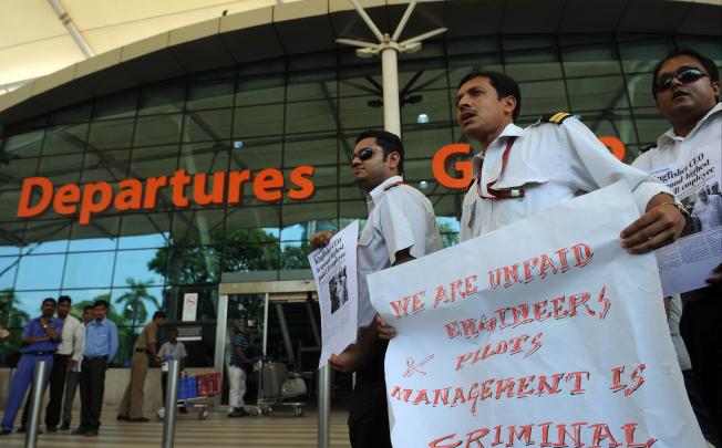 Employees of India's Kingfisher Airlines protest on October 8 to complain of not being paid for up to seven months. Photo: AFP