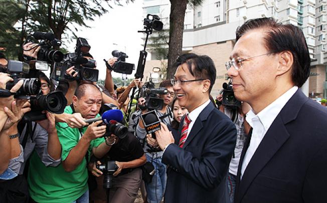 Former development secretary Mak Chai-kwong (right) arrives at Eastern Court on Thursday. Photo: Felix Wong