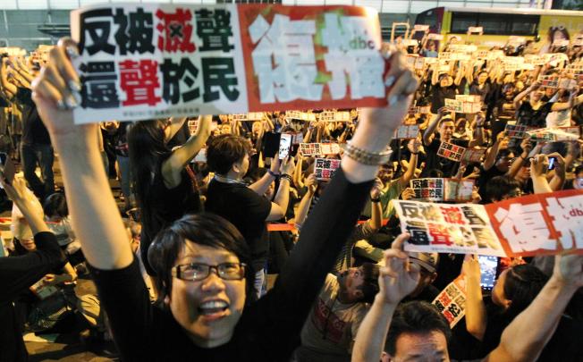 DBC supporters pack the area around the government headquarters in Admiralty last night, the culmination of a three-day sit-in. Photo: Edward Wong