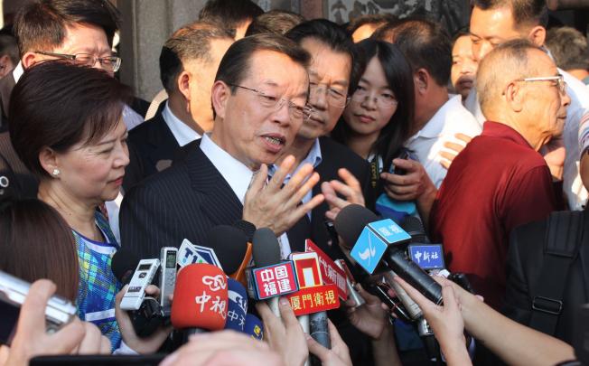 Frank Hsieh with his wife Yu Fang-chih (left) as addresses Chinese media during a visit to Dongshan Island, Fujian province. Photo: AFP