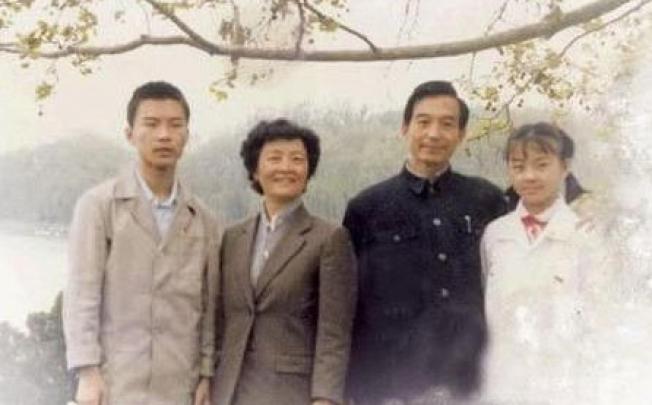Wen Jiabao with his family in earlier times. Photo: SCMP 