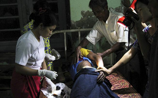 Rakhine refugees receive medical treatment at Kyauktaw hospital in Kyauktaw, Rakhine state, western Myanmar. Photo: AP