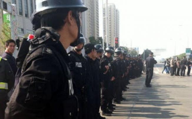 Police line up in Ningbo where thousands gather to protest against a chemical plant. Photo:Handout