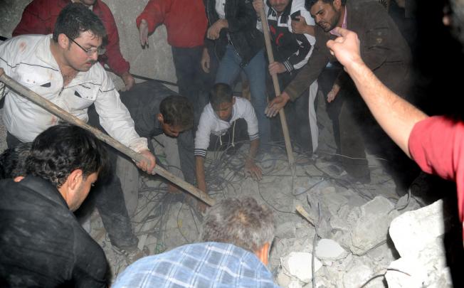 Syrians searching through rubble for survivors at the site where a car bomb exploded in Daf al-Shok district, southern Damascus. Photo: EPA