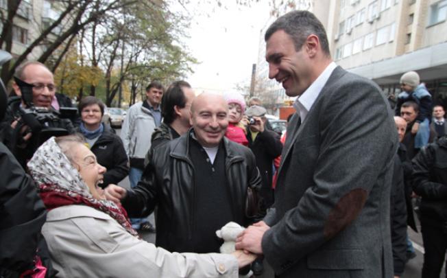 Former heavyweight boxer and head of Ukraine's opposition UDAR party Vitali Klitschko shakes hands with a supporter in Kiev. Photo: Xinhua