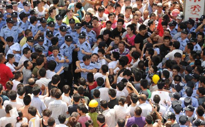 Police and protesters clash in Qidong, Jiangsu, in July over plans for a waste-water pipeline from a paper factory. Photo: AFP