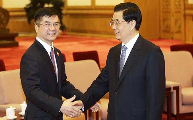 US Ambassador in China Gary Locke (left) with President Hu Jintao in May. Photo: Reuters