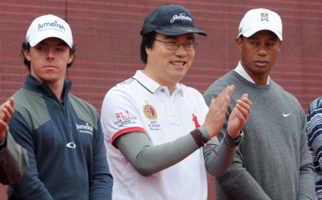 World number one golfer Rory McIlroy of Northern Ireland (left), Tiger Woods of the US (right) and chairman of Harmony Group Feng Changge (centre). Photo: AFP