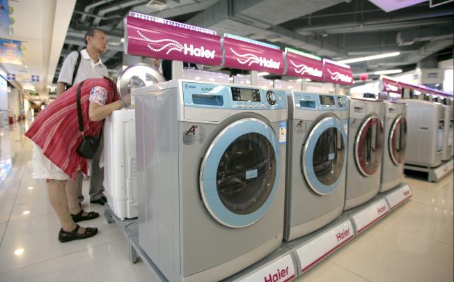 Customers inspect Haier whiteware in a Shanghai shop. The Chinese whiteware giant said on Wednesday that New Zealand regulators had cleared its bid for Fisher & Paykel Appliances. Photo: Bloomberg