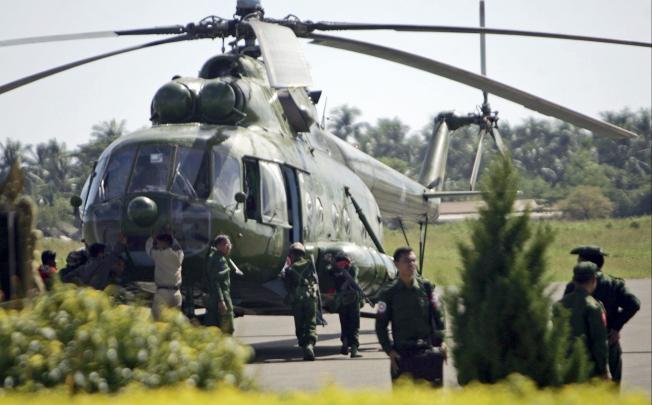 Myanmese soldiers get off a helicopter as they arrive at Sittwe airport Tuesday, Nov. 6, 2012, in Sittwe, Rakhine State. Photo: AP
