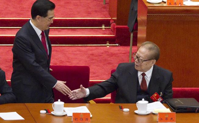 Hu Jintao, left, shakes hands with Jiang Zemin during the opening ceremony of the 18th Communist Party Congress in Beijing on November 8, 2012. Photo: EPA 