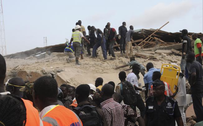 Rescue workers at the site of a building collapse in Accra, Ghana, early Wednesday. Photo: Xinhua