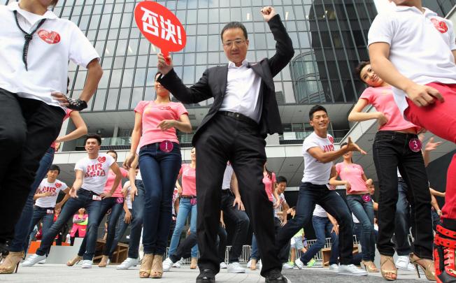 Major ATV shareholder Wang Zheng and the gang get in the groove during the televised rally staged to fight new free-to-air licences. Photo: Felix Wong