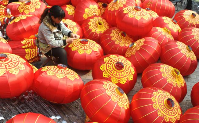 A worker make palace lanterns in Renxian county, Xingtai, north China's Hebei province. Photo: Xinhua