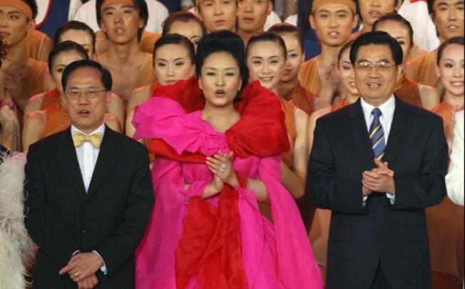Peng Liyuan (front centre) performs during the Grand Variety Show in Hong Kong, in celebration of the 10th anniversary of the reunification. Photo: Dustin Shum