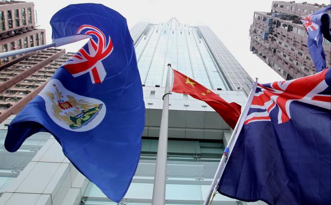 Is the presence of the British-era flag during demonstrations in Hong Kong an indication of the emergence of a pro-independence force in the city? 