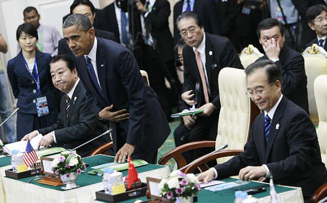 Barack Obama takes his seat between Wen Jiabao (right) and Japan's Prime Minister Yoshihiko Noda at the Asean summit in Phnom Penh. Photo: EPA