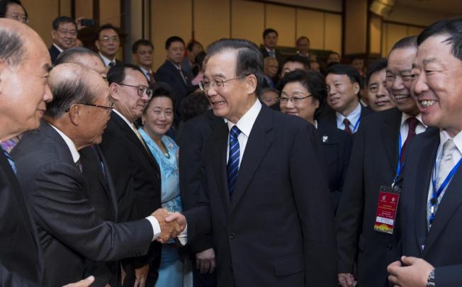 Premier Wen Jiabao met overseas Chinese living in Thailand, telling them he valued personal integrity more than his life. Photo: Xinhua