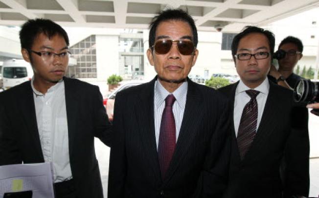 Brian Kan Ping-chee (centre) outside the High Court.
