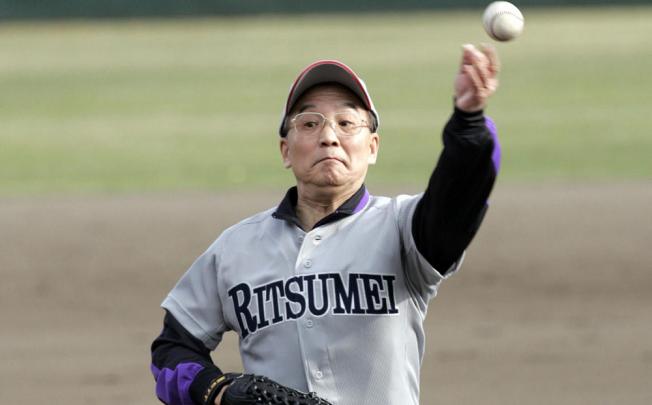 Premier Wen Jiabao plays baseball with university students in Kyoto.