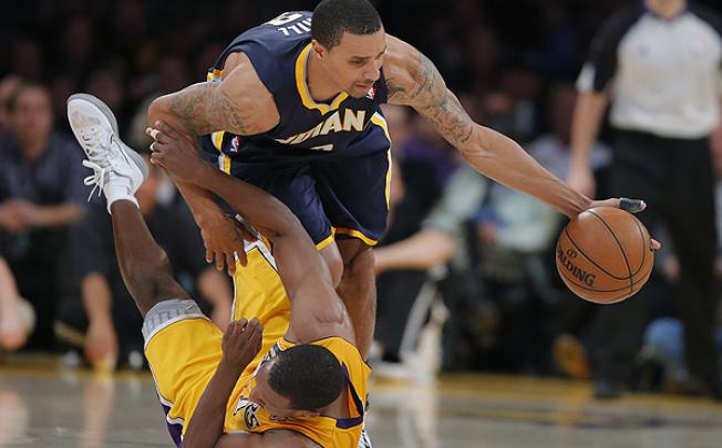 Indiana Pacers' George Hill grabs a loose ball against Los Angeles Lakers' Chris Duhon in Los Angeles. Photo: AP