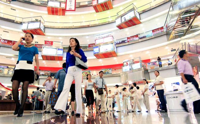 Shoppers walk through a shopping centre in Shanghai. Photo: Xinhua