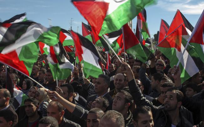 Supporters of Palestinian President Mahmud Abbas celebrate during a welcome ceremony upon his return to the West Bank. Photo: EPA