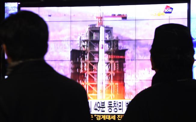South Koreans watch a TV news reporting launch of the Unha rocket from Tongchang-ri, North Korea. Photo: AP