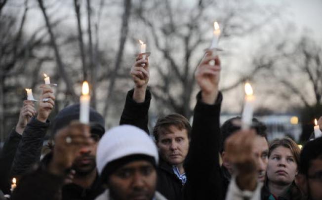 Supporters of gun control legislation hold candles during a rally to pay respect for the shooting victims in front of the White House in Washington, capital of the United States, Dec. 14, 2012. Photo: Xinhua
