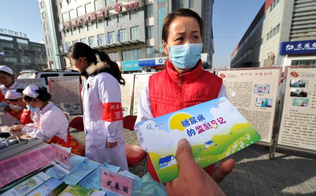Nurses hand out brochures for diabetes monitoring during a free clinic service in Yinchuan, Ningxia. Photo: Xinhua