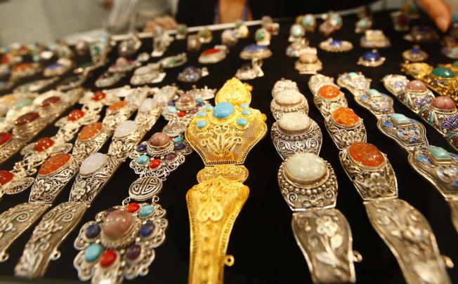Exclude personal effects such as jewellery and antiques from the assets list, unless they are of high value.